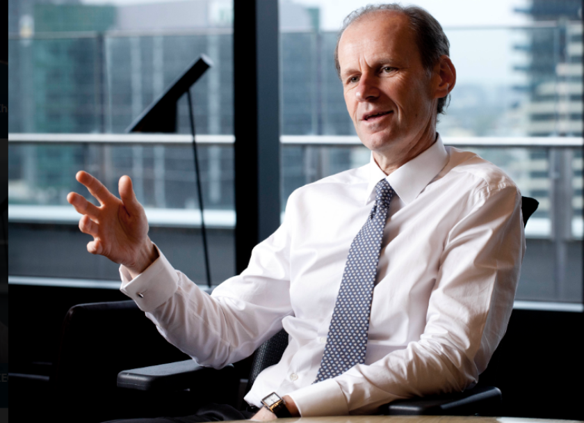 Shayne_Elliott_ANZ_gestures_desk-official-780.png