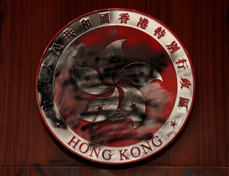 Hong-Kong-regional-emblem-damaged-R-780.jpg