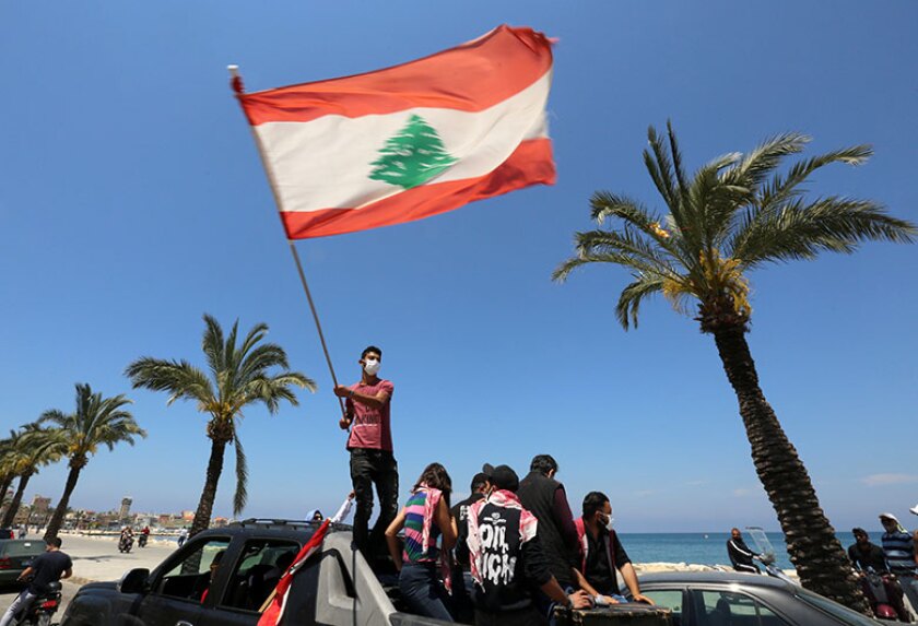 Lebanon-flag-waving-car-R-780.jpg