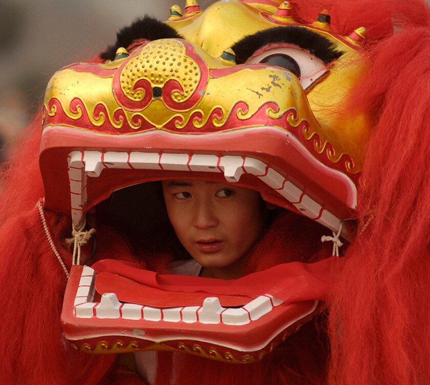 China-lion-dancer-face-peek-R-780.jpg